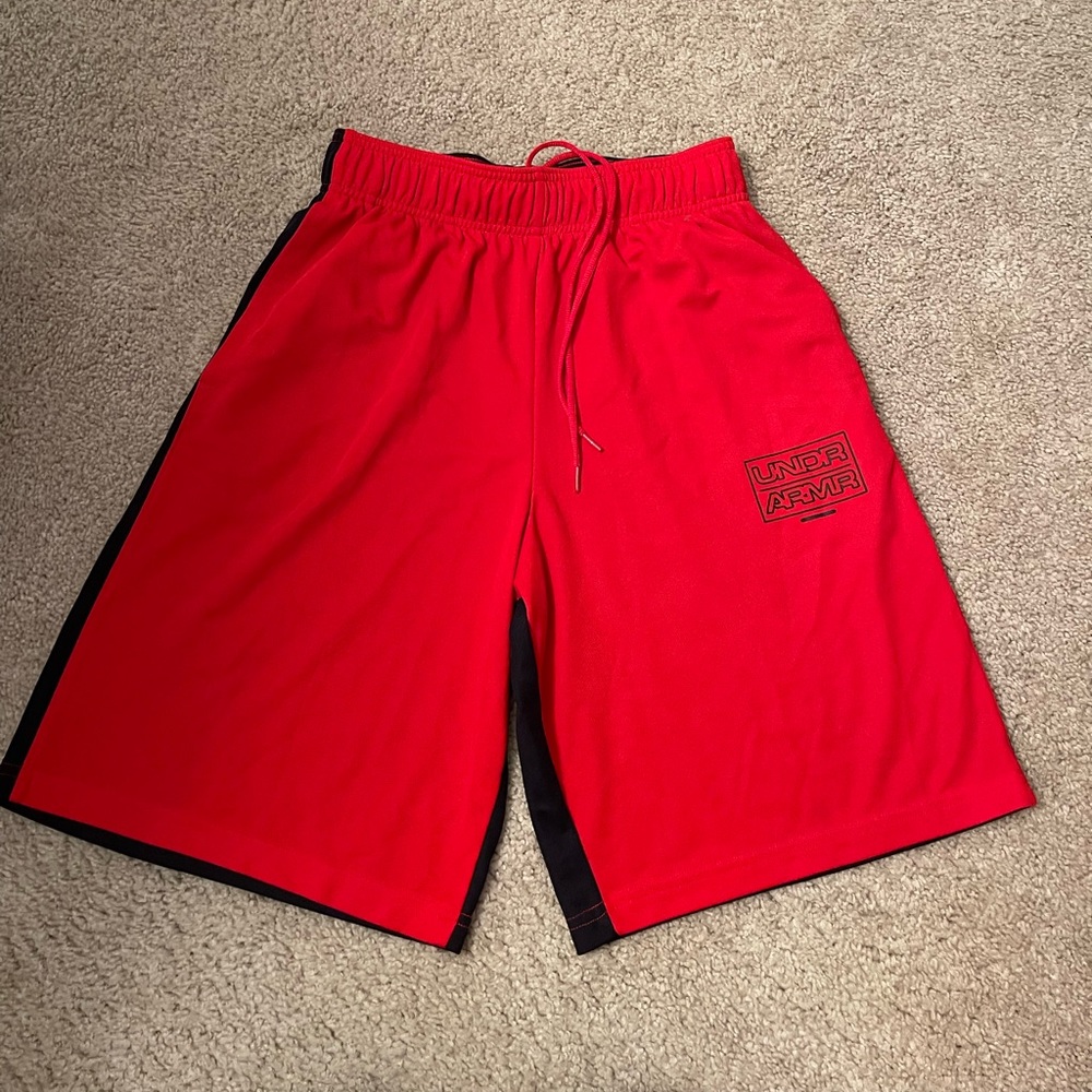 Shorts under Armour size medium color red and black